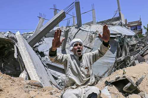 Un palestino en medio de los escombros de su casa, destruida en un ataque aéreo israelí sobre la ciudad de Rafá, en el sur de la franja de Gaza.