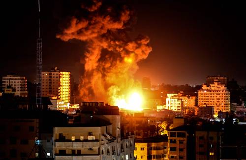 La ciudad de Gaza esta madrugada al continuar la ofensiva aérea israelí.