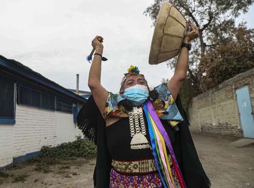 La indígena mapuche Juana Millal, candidata a la Asamblea Constituyente por el Partido del Pueblo, toca un tambor kultrun después de emitir su voto en el segundo día de la doble jornada electoral celebrada el fin de semana en Chile.