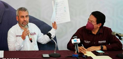 Alfredo Ramírez Bedolla, abanderado de Morena al gobierno de Michoacán, y Mario Delgado Carrillo, dirigente nacional de ese partido, denunciaron en conferencia de prensa realizada en Uruapan amenazas del gobernador perredista Silvano Aureoles Conejo. La foto fue tomada de la cuenta de Twitter @PartidoMorenaMx