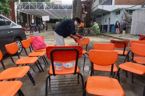 Limpieza en la Escuela Pimaria Francisco Menéndez‚ ubicada en la colonia San Pedro de los Pinos, ante el inminente regreso a las aulas, tras más de un año cerradas por la pandemia de Covid-19 .