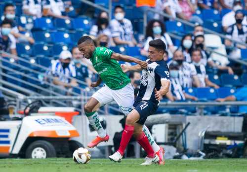 Los Rayados cayeron en exceso de confianza y Santos logró igualar con un tanto de Ronaldo Prieto. En la imagen, Félix Torres y Alfonso González disputan el esférico.