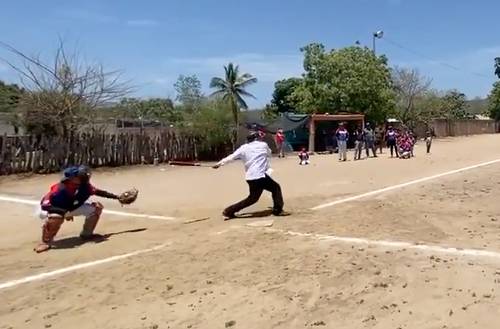 En su turno al bat, el mandatario vio pasar tres pelotas y luego pegó un hit .