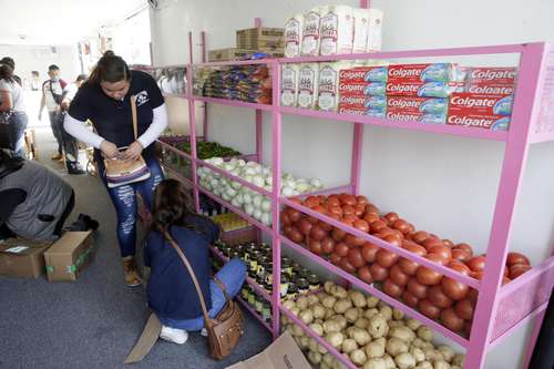 El tomate y el chile son otros de los alimentos que registraron alza brusca de precio durante el mes pasado. En la imagen, un comercio de Iztapalapa.