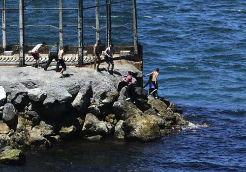 Al menos 5 mil migrantes, entre ellos mil menores, llegaron ayer por tierra y mar al enclave español de Ceuta desde el vecino Marruecos, en un contexto de tensiones entre Rabat y Madrid debido a la presencia en territorio español del líder del movimiento independentista del Sahara Occidental, Brahim Ghali, quien recibe atención médica por Covid-19. El Ministerio del Interior de España anunció el refuerzo inmediato de 200 efectivos de la guardia civil y de la policía nacional en la región. Las autoridades reportaron la muerte de un indocumentado en el mar.