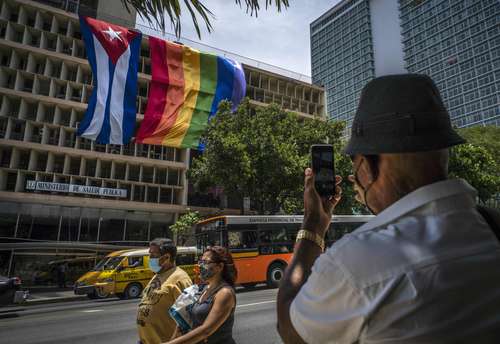Banderas de Cuba y de la comunidad gay ondean juntas por primera vez en La Habana.