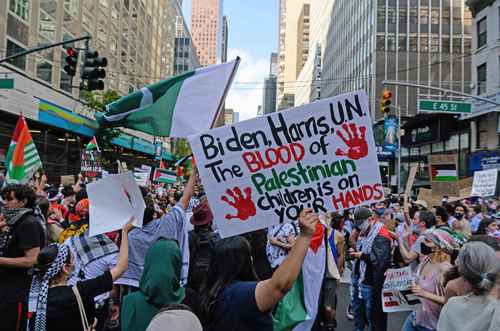 Manifestantes sostienen banderas y pancartas en las que muestran su solidaridad con Palestina en el centro de Manhattan, en la ciudad de Nueva York.