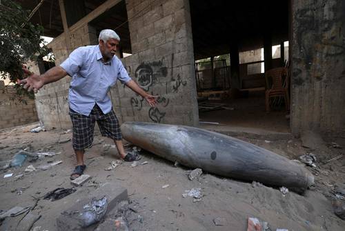 Una bomba sin detonar lanzada por un F-16 israelí cayó ayer en el barrio Rimal, en la ciudad de Gaza.
