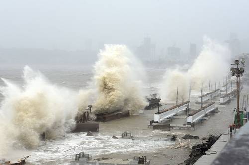 El fuerte oleaje por el ciclón Tauktae provocó el naufragio de una embarcación con 273 personas en Bombay.