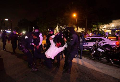 Elementos de la Secretaría de Seguridad Pública estatal de Veracruz detuvieron la noche del lunes a 14 integrantes del Sindicato Democrático de Trabajadores de la Educación cuando protestaban en la Secretaría de Educación para pedir que se reconociera la toma de nota a José Arturo Hernández Martínez como secretario general de ese gremio.