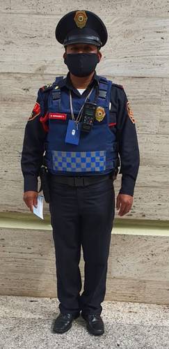 El policía primero de la PBI Mario Hernández recibió la felicitación de sus superiores y de miles de cibernautas por su acción.