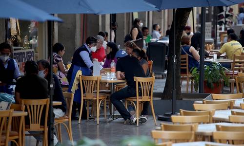 La reactivación de la actividad comercial en la Ciudad de México se normaliza poco a poco. En esta imagen, restaurante en la calle 16 de Septiembre, en Centro Histórico.