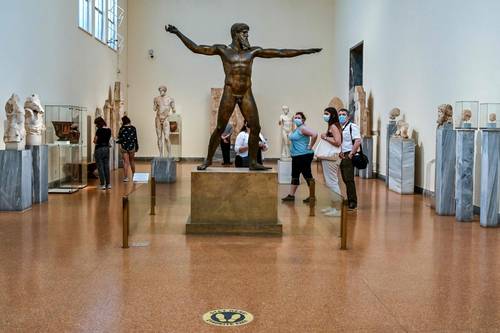 Visitantes nacionales y extranjeros acuden al Museo Arqueológico de Atenas durante la celebración del Día Internacional de los Museos, cada 18 de mayo, ocasión por la que Grecia permitió la entrada gratuita a sus exhibiciones y sitios arqueológicos después de levantar sus restricciones de movilidad, el 14 de mayo, tras el cierre por la pandemia de coronavirus.