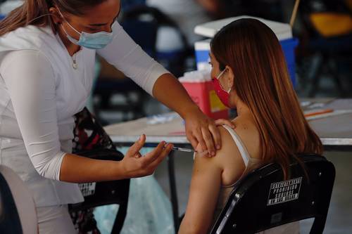 Vacunación al sector de 50 a 59 años y a embarazadas en la Ciudad de México. En el país se aplicaron ya 16 millones 173 mil 646 dosis, según la Ssa.