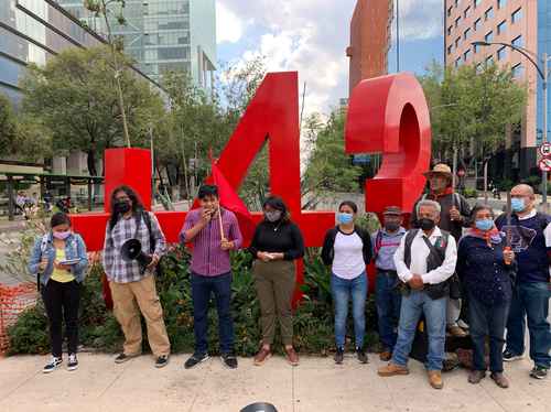 SOLIDARIDAD EN EL ANTIMONUMENTO A LOS 43. Normalistas de Mactumactzá se reunieron en el antimonumento a los 43 antes de acudir al Zócalo para exigir la liberación de sus compañeros detenidos el martes durante una jornada de toma de casetas en Chiapas.