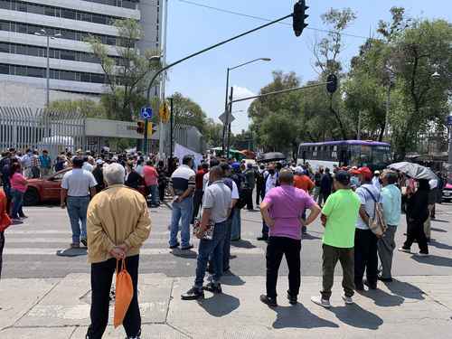 Trabajadores y pensionados del Issste bloquearon el cruce Insurgentes y Eje Uno Norte para exigir que se regularicen sus pagos y resuelvan peticiones laborales.