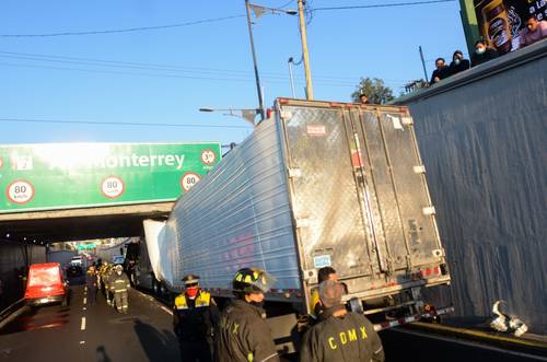 Ayer por la mañana un tractocamión con jitomates se quedó atorado en el desnivel de Viaducto y Monterrey, por lo que generó gran caos vial.