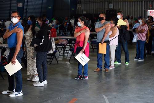 Adultos de cinco décadas acudieron al Palacio de los Deportes por su biológico.