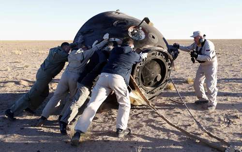 Rusia puso a la venta el Soyuz MS-08, que trajo de regreso a un cosmonauta y dos astronautas de la Estación Espacial Internacional, en 2018. En la imagen, en el sitio de aterrizaje de la cápsula, a las afueras de la ciudad de Dzhezkazgan, Kazajstán.