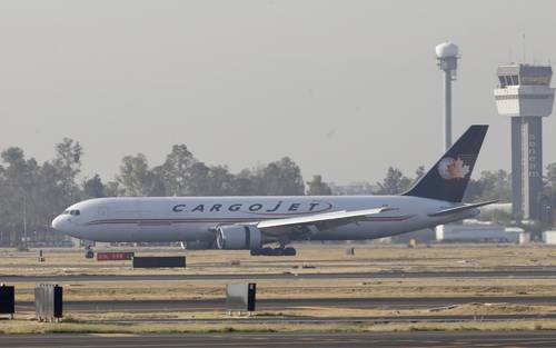 Mantener los amparos a particulares pone en riesgo la seguridad del espacio aéreo mexicano, decidió un tribunal colegiado.