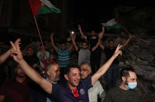 Júbilo en las calles de Gaza al entrar en vigor la tregua. Tras varios días de ataques Tel Aviv reporta 12 muertos, incluidos dos menores.