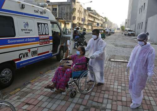 Paramédicos trasladan a un paciente infectado con hongos negros a la sala especial de un hospital gubernamental en Ahmedabad, India. Los casos y muertes confirmados por coronavirus en India se mantuvieron por debajo de los niveles récord de las 24 horas previas, pero las autoridades están preocupadas por el contagio fúngico.