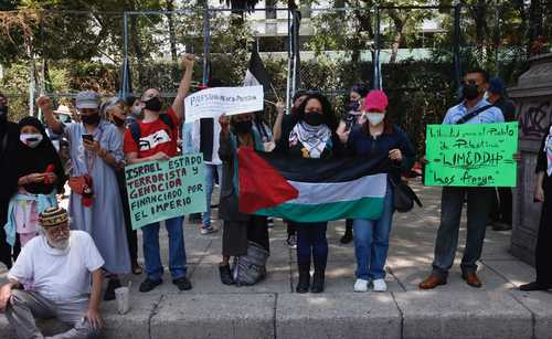 Decenas de manifestantes protestaron ayer frente en la embajada de Estados Unidos en México con un evento-acción político cultural por Palestina.