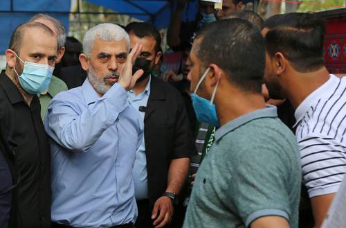 Yahya Sinwar (levantando la mano), líder del movimiento palestino Hamas, al llegar a Gaza ayer, en su primera aparición pública.