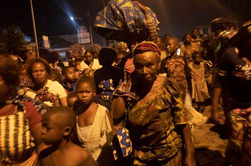 El volcán Nyiragongo, en el este de la República Democrática del Congo, se activó repentinamente anoche. Las fuertes emanaciones de luz brillante del cráter y el olor a azufre eran perceptibles desde la ciudad de Goma (en la imagen), ubicada en el flanco sur de la montaña.