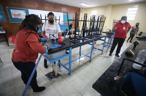 En una secundaria de la colonia Obrera, los padres de familia limpiaron los salones.