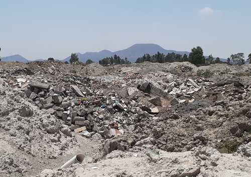 En lo que hasta hace poco fueron terrenos agrícolas y parte de un lago, ahora hay cascajo por toneladas.