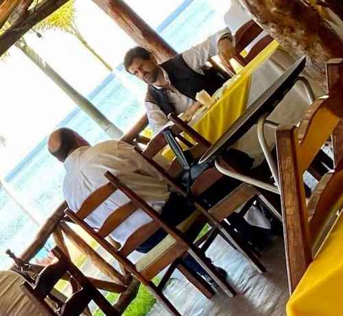  Rubén Moreira y Antonio Sola en un restaurante de Campeche en marzo pasado Foto tomadas de redes sociales