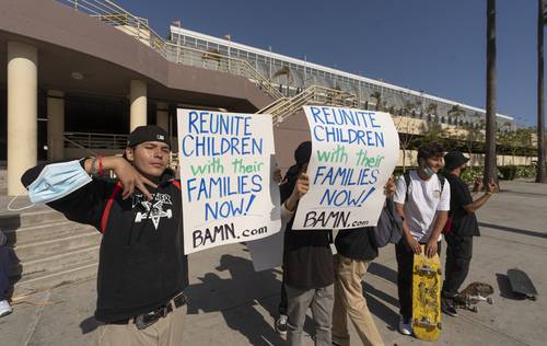 Activistas protestaron por la detención de menores migrantes en un centro temporal en Long Beach, California.
