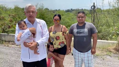 ESPONTÁNEOS. En su recorrido por la Huasteca potosina y veracruzana el fin de semana, el presidente López Obrador fue saludado por personas que pasaban por esa zona.