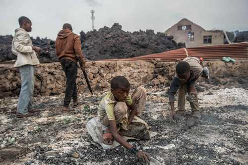 El río de lava que descendía de las laderas del volcán Nyiragongo, en República Democrática del Congo, se detuvo ayer a cientos de metros de los suburbios de la ciudad de Goma, cuyos habitantes retornaban de manera progresiva a sus casas. La erupción del sábado por la noche tomó por sorpresa a todos, incluidas las autoridades. Según un balance provisional, 15 personas murieron. El frente de lava, negruzco e inestable, del cual emanaban llamas y fuertes vapores, engulló en su avance varias viviendas. Diego Zorrilla, funcionario local de la ONU, informó que cuatro pueblos fueron destruidos por la lava, y agregó que la organización apoyará al gobierno con ayuda humanitaria. Pese a que en Goma se han sentido 10 pequeños sismos desde la erupción, los niños salieron a jugar con el material emanado del volcán.