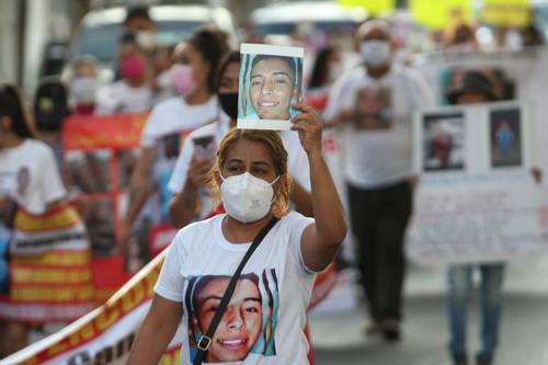 Integrantes de la Caravana Internacional de Búsqueda de Desaparecidos AC y familiares de víctimas de los estados de Jalisco, Guanajuato, Coahuila y estado de México, durante una marcha realizada el pasado 8 de febrero en Guadalajara.