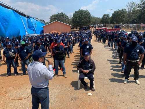 Más de 500 integrantes de la policía comunitaria del municipio Heliodoro Castillo, en Guerrero, cele-braron con una caravana su cuarto aniversario. Su vocero, Salvador Alanís Trujillo, afirmó que gracias a la agrupación han sido desarticuladas, desde entonces, células de los grupos delictivos Los Rojos, Los Tequileros y el cártel del Sur, cuyo resultado, dijo, es “la paz total en la sierra”.