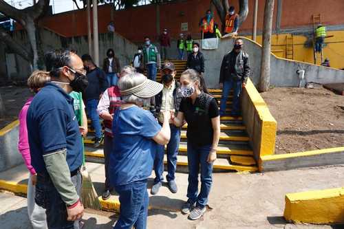 La jefa de Gobierno, Claudia Sheinbaum, supervisó la jornada de limpieza en la secundaria Temachtiani, en la alcaldía Álvaro Obregón. Con éste suman más de 600 inmuebles donde se realiza tequio para el retorno a clases presenciales.