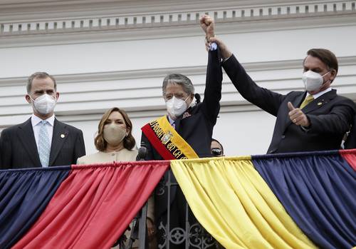 Desde el balcón del Palacio de Carondelet, en Quito, el presidente brasileño, Jair Bolsonaro, levanta el brazo a Guillermo Lasso, quien ayer rindió juramento como presidente de Ecuador. Los acompañan, a la izquierda, el rey Felipe VI de España, y la esposa del flamante mandatario, María de Lourdes.