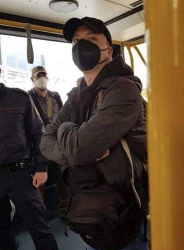  En imagen publicada en Telegram Chanel t.me/motolkohelp, el activista Roman Protasevich, captado el domingo en un autobús del aeropuerto de Minsk, donde fue detenido. Foto Ap