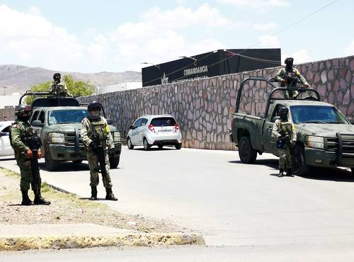 Elementos del Ejército Mexicano resguardan la sede de la policía municipal de Zacatecas, tras el asesinato de Juan Manuel de la Rosa Revilla, subdirector de la corporación.