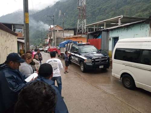 Policías de Siltepec vigilan las oficinas del IEPC, donde ayer 15 hombres sujetos robaron 19 mil 133 boletas y actas electorales que serían utilizadas en 31 casillas para los comicios municipales del 6 de junio.