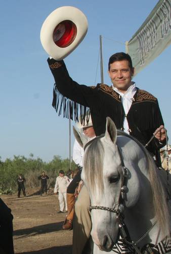 El priísta Eugenio Hernández Flores, quien gobernó Tamaulipas de 2005 a 2010, durante su participación en la cabalgata Tres estados unidos en sus tradiciones, realizada en Coahuila en 2008.
