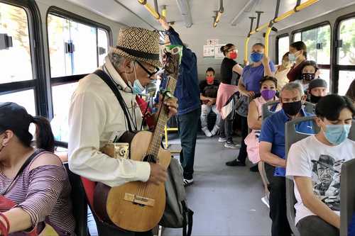 Tras regresar de manera paulatina a la vieja normalidad a raíz de la reducción de casos de Covid-19, una persona de la tercera edad ameniza con un poco de música el trayecto de los usuarios del transporte público.