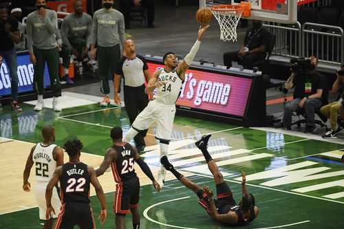 Giannis Antetokounmpo lideró la victoria de Bucks con 31 puntos, 13 rebotes y 6 asistencias.