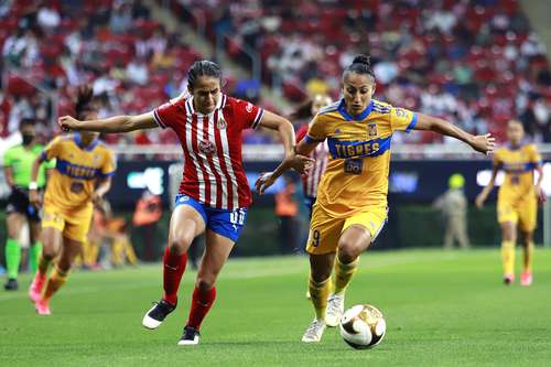 Con un gol en el último suspiro, Tigres logró vencer 2-1 a Chivas ayer en su visita al estadio Akron, en el partido de ida de la final del torneo Guardianes 2021 de la Liga Mx Femenil, con lo cual tomó una ligera ventaja de cara al duelo de vuelta. Stephany Mayor adelantó al cuadro felino al minuto 13 con un zurdazo y Greta Espinoza amplió la ventaja con un remate de cabeza al 90+4. Anette Vázquez había rescatado el empate momentáneo para el conjunto tapatío al minuto 50. Las auriazules pudieron tener un resultado más abultado, pero la silbante Lizzet García anuló un gol legítimo a María Sánchez por un supuesto fuera de lugar. A su vez, las rojiblancas se perdieron el triunfo cuando Carolina Jaramillo cobró una pena máxima y estrelló el balón en el travesaño. El duelo de vuelta se efectuará el próximo lunes en el estadio Universitario.