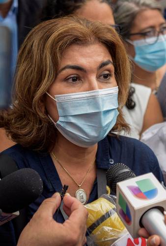  María Lilly Delgado, corresponsal de la cadena estadunidense Univisión, quien fue citada a declarar ayer. Foto Afp