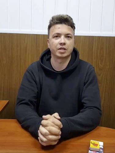 El activista opositor bielorruso Roman Protasevich apareció el lunes con algunas marcas de golpes en el rostro, en un video difundido por el gobierno.