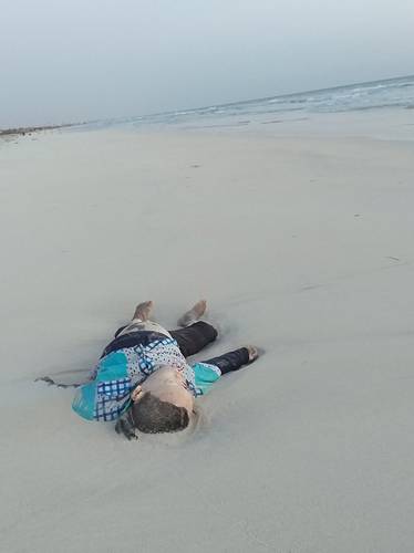 Imágenes de cadáveres de bebés y niños arrojados por el mar a una playa de Libia, tras el naufragio de las embarcaciones en que viajaban, fueron dadas a conocer por Oscar Camps, fundador de Open Arms, ONG que rescata a migrantes en el Mediterráneo. “Todavía estoy en shock por el horror de la situación. Pequeños y mujeres que sólo tenían sueños y ambiciones por vivir llevan más de tres días abandonados en una playa de #Zuwara #Libia. No le importan a nadie. #CadaVidaCuenta”, publicó en su cuenta de Twitter. Medios de prensa señalaron que en los últimos días zarparon muchas embarcaciones de Libia con indocumentados, y las imágenes habrían sido tomadas el sábado pasado en la playa de Zuwara, cuando el ejército libio recogió los cuepos de los pequeños y los sepultó cerca de Abu Wqamash, publicó The Guardian. Las imágenes fueron comparadas con la del cuerpo de Alan Kurdi, el niño de tres años que apareció en una playa de Turquía y que puso la atención mundial en el drama de los refugiados.