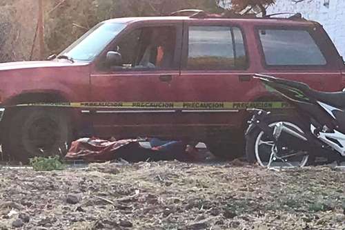 La camioneta en la que viajaba Alma Rosa Barragán Santiago, candidata de Movimiento Ciudadano a la alcaldía de Moroleón, Guanajuato, quien fue asesinada por hombres armados en la calle Pedro Guzmán; dos personas resultaron heridas.